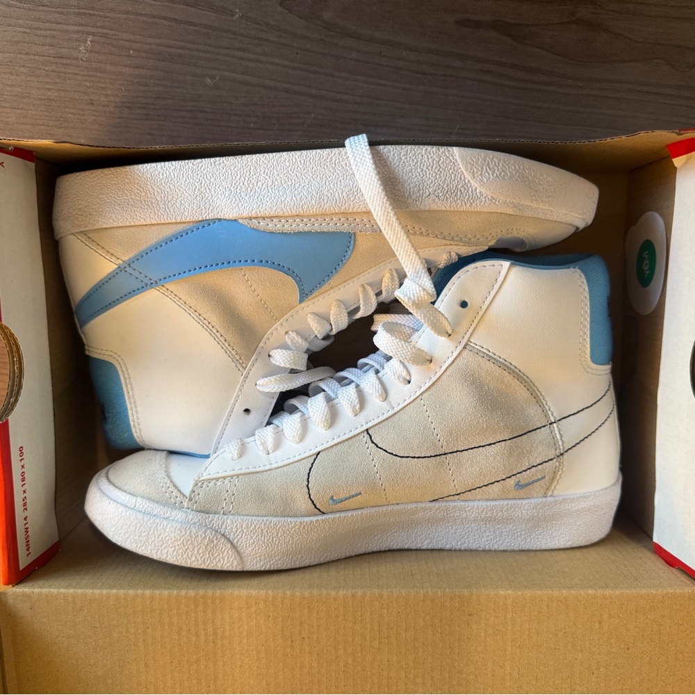 Very lightly worn Nike Blazer Mid ‘77 SE D.
Size 5Y in White/University Blue